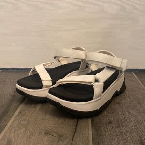 Womens Teva sandal size 6